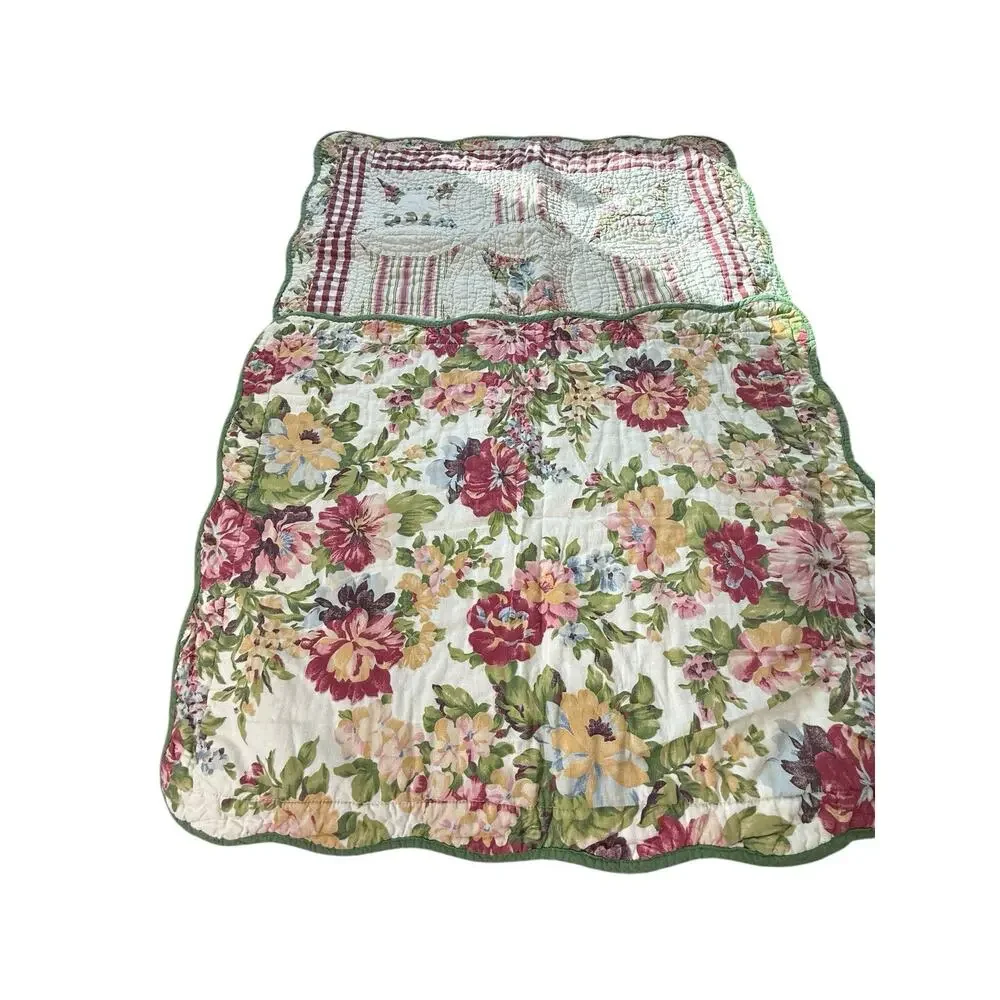 Vintage machine‎ pieced, hand quilted pillow shams cottagecore Floral Scalloped